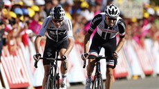 Chris Froome (vlevo) a Tom Dumoulin bojují v koncovce jedenácté etapy Tour de...
