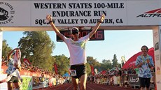 Jim Walmsley slaví vítzství na Western States 100