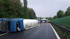 Pi nehod cisterny s obilím, linkového autobusu, dodávky a nákladního...