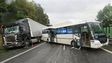 Pi nehod cisterny s obilím, linkového autobusu, dodávky a nákladního...