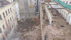 Záběr na stavbu, kde se zřítil strop a zavalil dělníky. (17.7.2018)