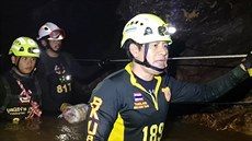 Záchranáři v jeskyni pracují v těžkých podmínkách