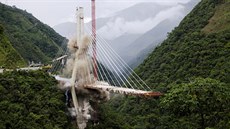 Demolice zbylé ásti mostu v Kolumbii
