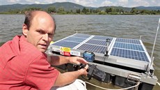 Petr Kvapil pi kontrole pontonu s ultrazvukovými vysílaem pro likvidaci sinic...