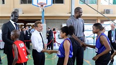 Amadou Gallo Fall (vlevo), viceprezident NBA pro Afriku, francouzský prezident...