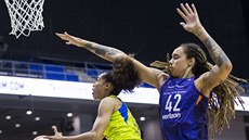 Skylar Digginsová-Smithová (vlevo) z Dallas Wings zakonuje kolem Brittney...