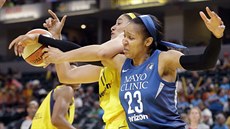 Maya Mooreová (vpravo) z Minnesota Lynx bojuje o mí s Natalií Achonwaovou z...