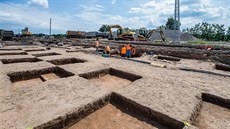 Archeologové nali na rekonstruovaném nádraí v Jaromi cenné pedmty z doby...