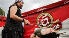 Dobrovolníci na festivalu Obscene Extreme snáejí rány biíkem i rákoskou...