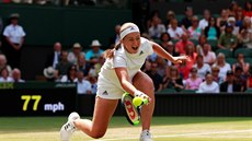 Mám to. Lotyská tenistka Jelena Ostapenková vybírá míek tsn nad zemí v...