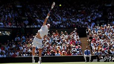 Jihoafrický tenista Kevin Anderson servíruje. V prvním setu finále Wimbledonu...