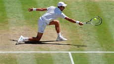Špičkový atlet. Srbský tenista Novak Djokovič doběhl ve finále Wimbledonu...