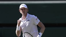 Jihoafrický tenista Kevin Anderson servíruje ve finále Wimbledonu