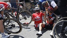 Belgický cyklista Jens Keukeleire (zády) po pádu v 9. etap Tour de France,...