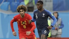 Francouzský záloník Paul Pogba kontroluje mí v utkání s Belgií. Pozoruje ho...