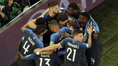 Francouztí fotbalisté se radují z vedoucí branky, kterou v utkání s Belgií...