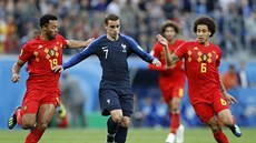 Francouzský forvard Antoine Griezmann kontroluje balon v zápase s Belgií....