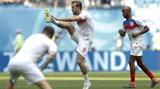 Anglický kapitán Harry Kane (uprosted) se protahuje ped utkáním s Belgií.