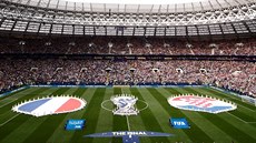 Fotbalisté Francie a Chorvatska poslouchají hymny p�ed finále mistrovství sv�ta.