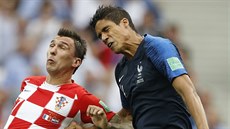 Francouzský stoper Raphael Varane v hlavi�kovém souboji s chorvatským forvardem...
