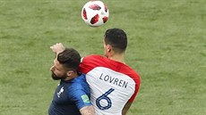 Francouzský útoník Olivier Giroud svádí hlavikový souboj s chorvatským...