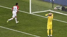 CO JSEM TO PROVEDL. Francouzský gólman Hugo Lloris se drží za hlavu, chorvatský...