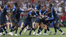 JSME MISTRY SVTA! Francouztí fotbalisté slaví vítzství ve finále ampionátu...