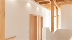 Dřevěné prvky konstrukce jsou přiznané ve všech místnostech domu.