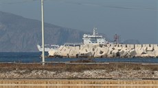 Italská pobřežní stráž přiváží migranty do přístavu Trapani