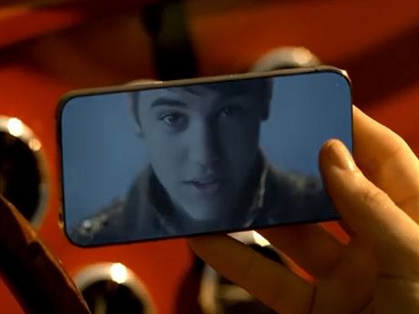 Bezrámekový smartphone ve videoklipu Boyfriend od Justina Biebera.