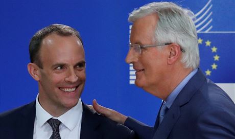 Britský ministr pro brexit Dominic Raab (vlevo) a hlavní bruselský vyjednava...