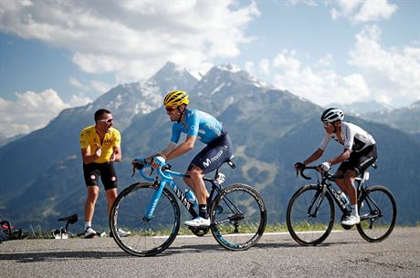 Egan Bernal za zadním kolem Mikela Landy v prbhu horské etapy Tour de France.