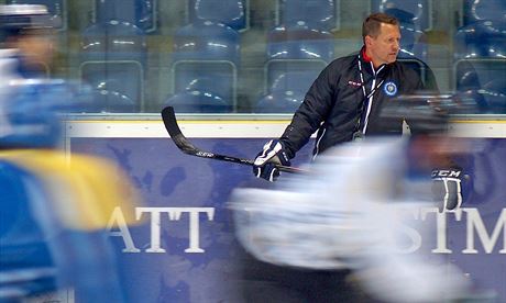 Nov kou Jan aloun sleduje trnink hokejist st nad Labem.