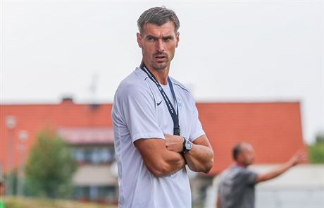 Trenér Táborska Kamil Tobiá sleduje zápas svého týmu proti Hradci Králové.
