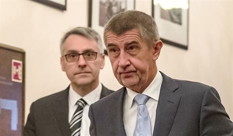 Ministr obrany Lubomr Metnar (za ANO) s premirem Andrejem Babiem (28. ervna...