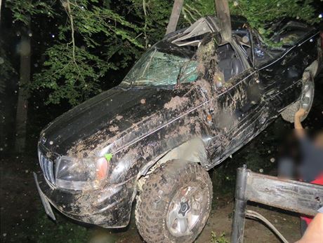 Jeep Grand Cherokee po nehod mezi obcemi Ptenský Dvorek a Suchdol na...
