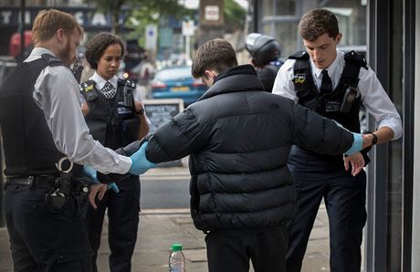 Britská policie pi drogové prohlídce v Londýn (25. kvtna 2018)