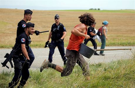 Proti protestujcm museli zashnout policist, rozhnli je slznm plynem i s...