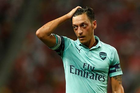 Mesut Özil navlékl v pípravném duelu mezi Arsenalem a PSG kapitánskou pásku.