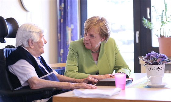 Německá kancléřka Angela Merkelová na návštěvě domovu pro seniory v Paderbornu...