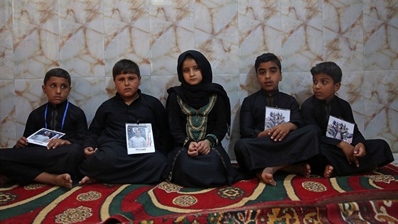 Karbala. Dti unesených Iráan, které v ervnu unesl a zavradil Islámský stát...