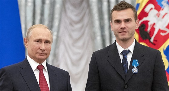 Ruský prezident Vladimir Putin a fotbalista Igor Akinfejev (28. ervence 2018)