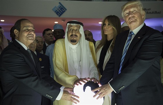 Zleva: Egyptský prezidents Sísí, saúdský král Salmán, Melania Trumpová a Donald...
