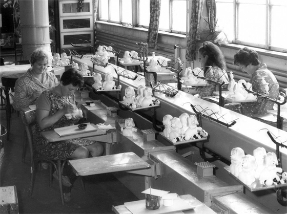 Výroba hraek v Gumotexu v 70. letech minulého století.