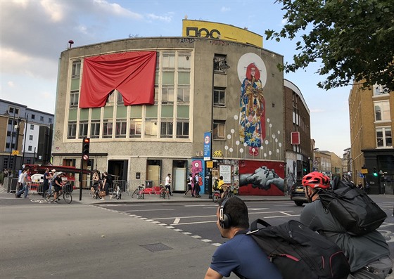 Červené trenky visí na Red Gallery v Londýně.