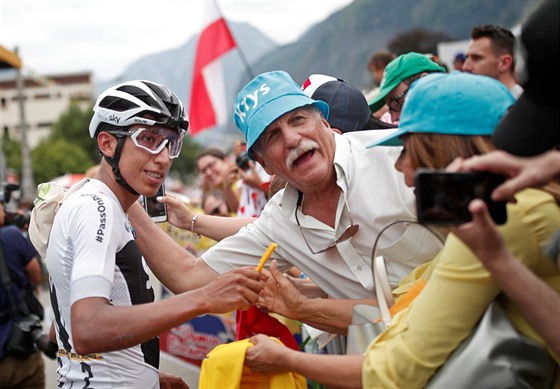 BUDOUCÍ STAR. Egan Bernal po skvlém výkonu na Alpe dHuez rozdával podpisy...