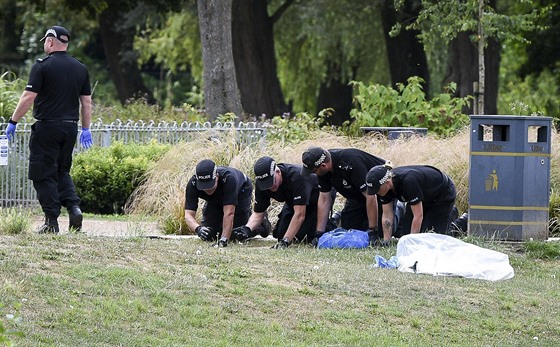 Britská policie prohledává park v Salisbury, který otrávená žena Dawn...