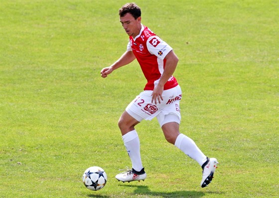 Jakub Klíma z Pardubic vede míč v utkání s Vítkovicemi.