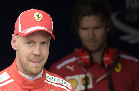 Sebastian Vettel z týmu Ferrari se usmívá po vítězství v kvalifikaci na domácí...