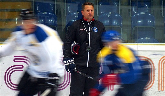 Jan aloun vede první trénink ústeckých hokejist ped startem nové sezony.